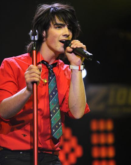 joe-jonas-photo_0_0_0x0_432x541.jpg