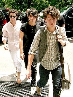 jonas_brothers2_0_0_0x0_300x400.jpg